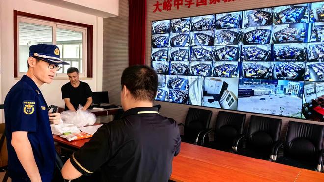 Sân nhà đấu với Liêu Ninh! Huấn luyện viên trưởng đội Bắc Kinh Hứa Lợi Dân khi huấn luyện tay cầm laptop đến ghế dự bị